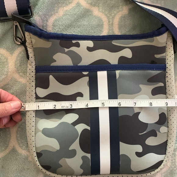 HAUTE SHORE BAG - crossbody, camouflage, neoprene, almost new, pockets,light! - Picture 9 of 10